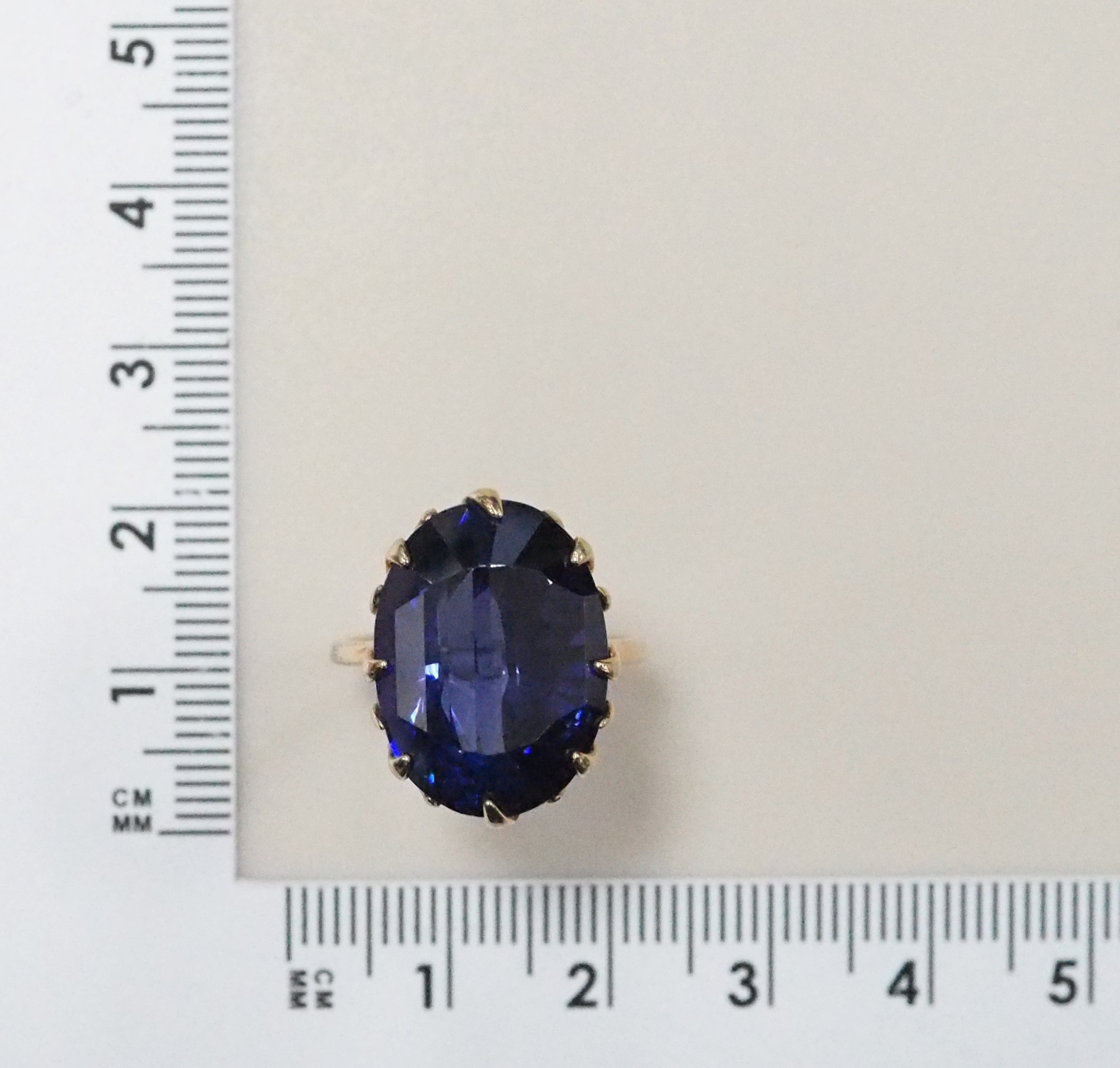 Серебряное кольцо 925 пробы; вставки 1 Фианит цветом Сапфир;